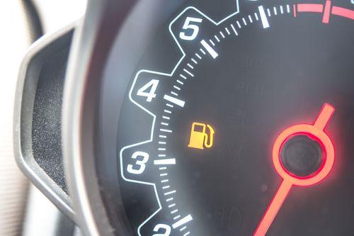 ¿Qué hacer si te quedás sin combustible en la ruta? Guía rápida para autos y motos
