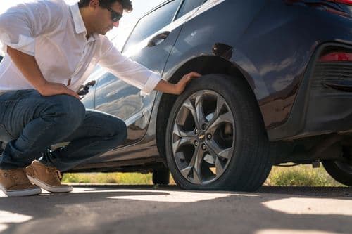 Cómo cambiar una rueda pinchada: guía paso a paso para conductores
