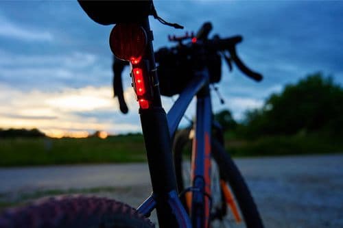 Ser visibles para estar seguros: claves para pedalear en la ciudad con poca luz