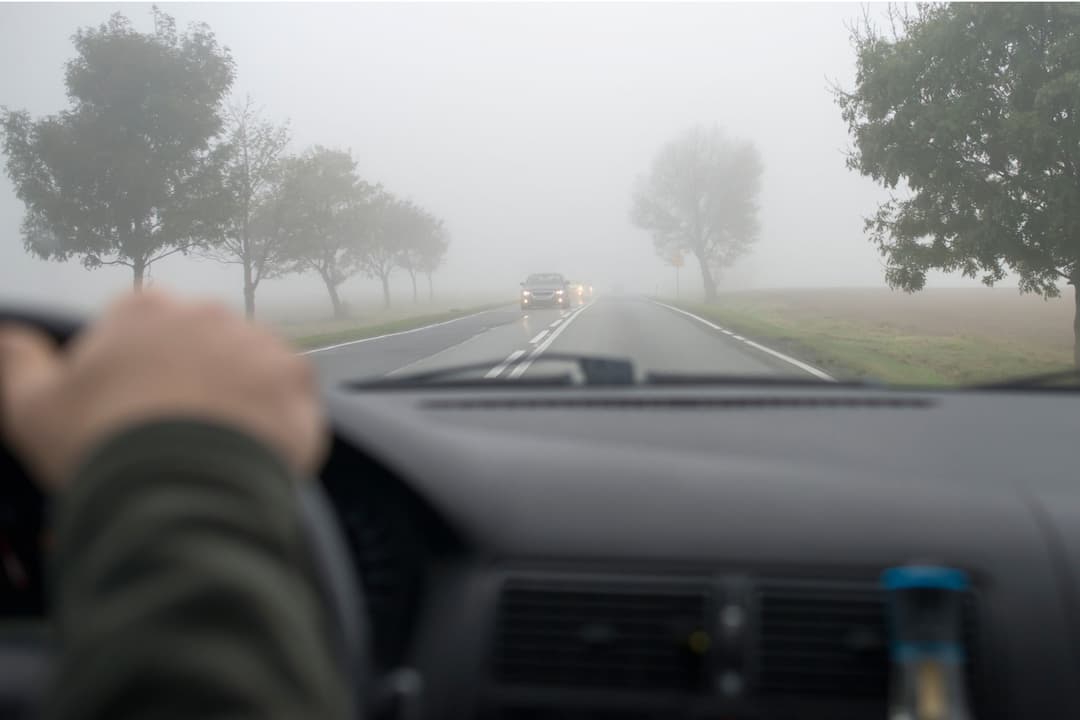 Manejar con niebla: guía completa para circular seguro en rutas con baja visibilidad